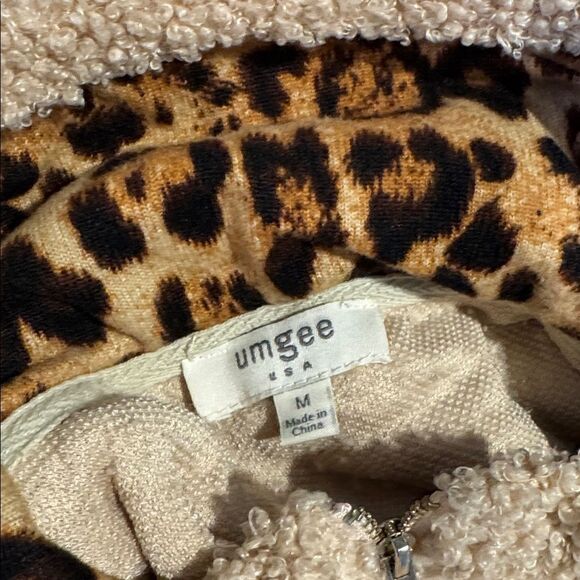 Umgee Sherpa animal print pullover sweatshirt Size M - Picture 7 of 8